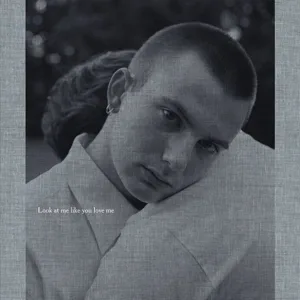 In “Look at me like you love”, Jess T. Dugan riflette sul concetto di intimità, desiderio, compagnia e di come queste esperienze modellino le nostre identità