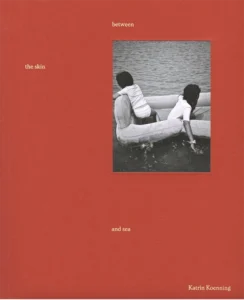 "Copertina del libro fotografico 'Between the Skin and the Sea' edito da Chose Commune. L'immagine mostra una composizione artistica che esplora il rapporto tra corpo umano e ambiente marino, con tipografia chiara e minimalista."