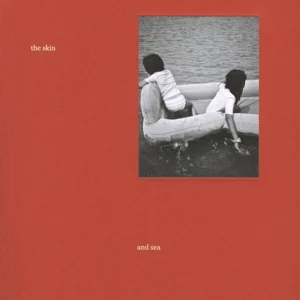 "Copertina del libro fotografico 'Between the Skin and the Sea' edito da Chose Commune. L'immagine mostra una composizione artistica che esplora il rapporto tra corpo umano e ambiente marino, con tipografia chiara e minimalista."