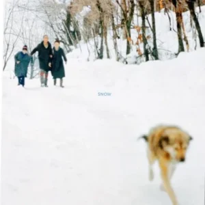 Nel volume Snow, edito da MACK, Sohrab Hura esplora la regione del Kashmir amministrata dall'India attraverso una serie di viaggi compiuti nell'arco di cinque anni, seguendo il territorio nel suo passaggio attraverso le tre fasi tradizionali del rigido inverno locale: Chillai Kalan (il grande freddo), Chillai Khurd (il piccolo freddo) e Chillai Bache (il freddo neonato).