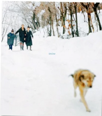 Nel volume Snow, edito da MACK, Sohrab Hura esplora la regione del Kashmir amministrata dall'India attraverso una serie di viaggi compiuti nell'arco di cinque anni, seguendo il territorio nel suo passaggio attraverso le tre fasi tradizionali del rigido inverno locale: Chillai Kalan (il grande freddo), Chillai Khurd (il piccolo freddo) e Chillai Bache (il freddo neonato).