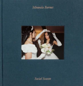 Nella sua monografia di debutto, Social Season, la fotografa di Brooklyn Miranda Barnes cattura l'eredità contemporanea di questa tradizione. Attraverso uno sguardo immersivo e profondamente empatico, Barnes documenta il vibrante mondo dei cotillon neri a Detroit, fotografati tra il 2022 e il 2025.