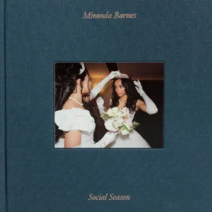 Nella sua monografia di debutto, Social Season, la fotografa di Brooklyn Miranda Barnes cattura l'eredità contemporanea di questa tradizione. Attraverso uno sguardo immersivo e profondamente empatico, Barnes documenta il vibrante mondo dei cotillon neri a Detroit, fotografati tra il 2022 e il 2025.