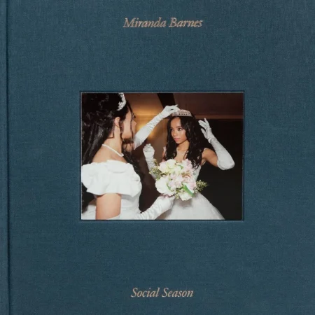 Nella sua monografia di debutto, Social Season, la fotografa di Brooklyn Miranda Barnes cattura l'eredità contemporanea di questa tradizione. Attraverso uno sguardo immersivo e profondamente empatico, Barnes documenta il vibrante mondo dei cotillon neri a Detroit, fotografati tra il 2022 e il 2025.