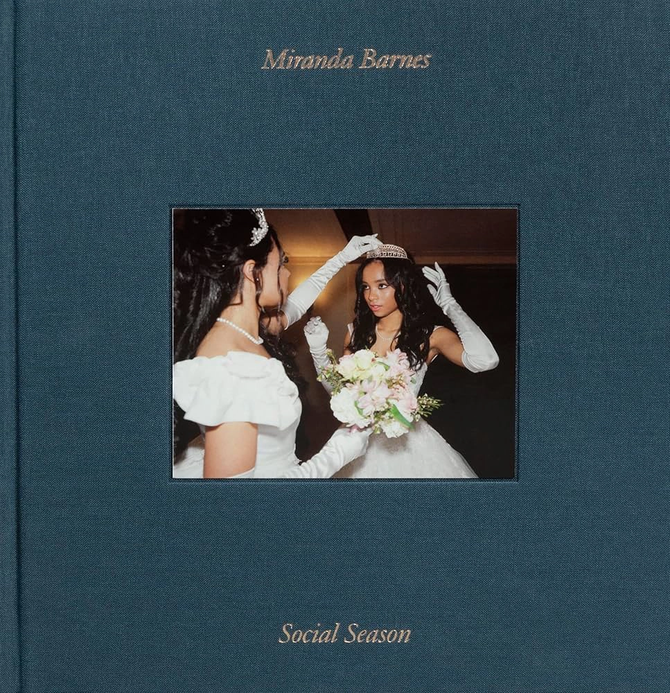 Nella sua monografia di debutto, Social Season, la fotografa di Brooklyn Miranda Barnes cattura l'eredità contemporanea di questa tradizione. Attraverso uno sguardo immersivo e profondamente empatico, Barnes documenta il vibrante mondo dei cotillon neri a Detroit, fotografati tra il 2022 e il 2025.
